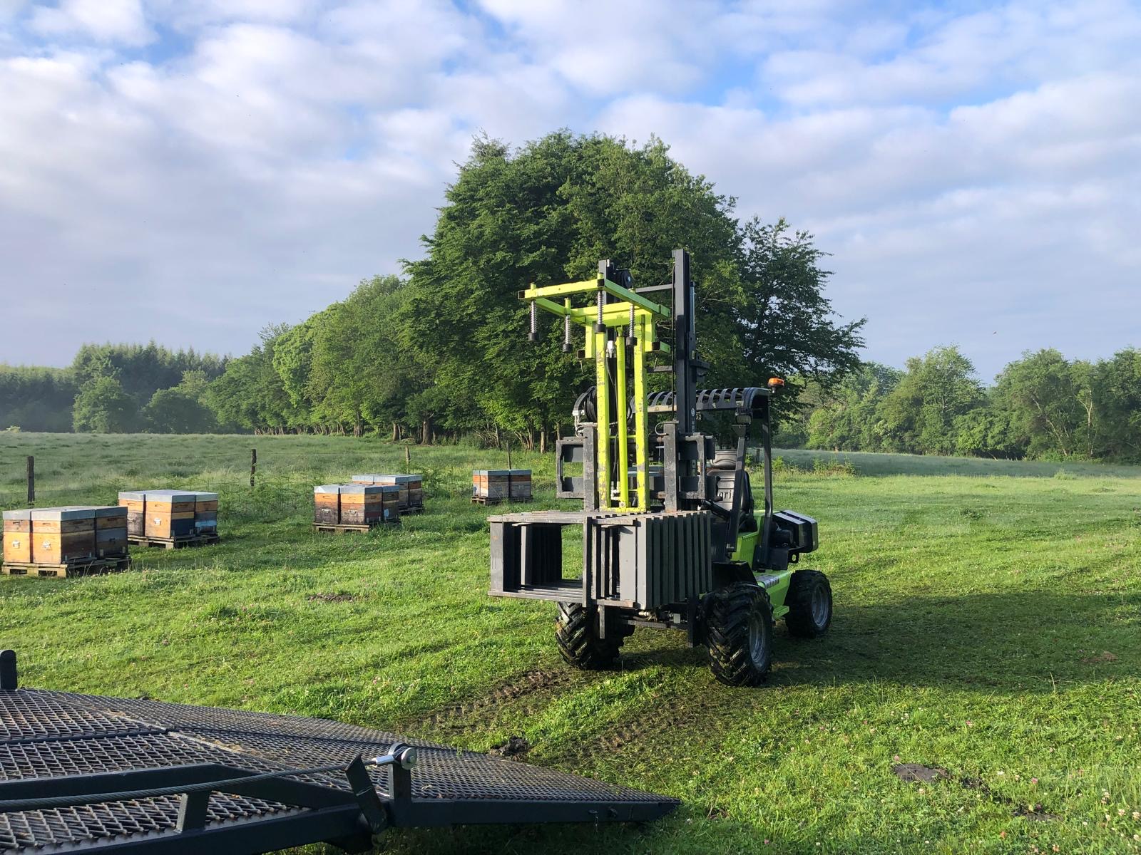17- Lagrimac paré pour commencer à charger les ruches pour une transhumance.JPG