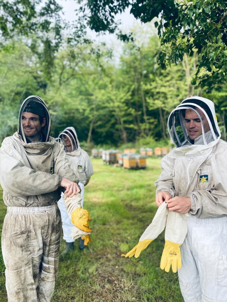 2- De si sympathiques apiculteurs, épanouis et passionnés.JPG