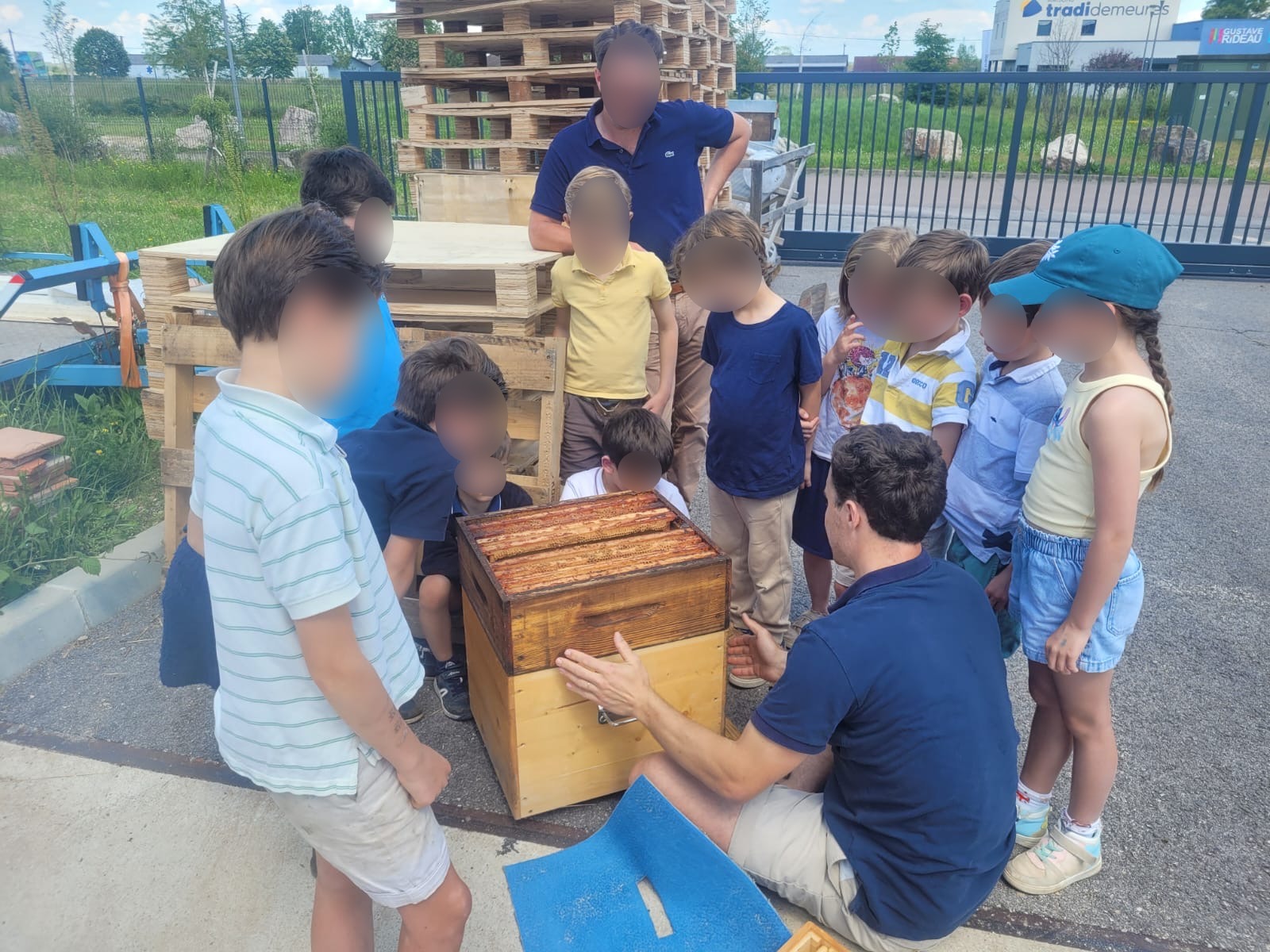 27- Pendant ce temps à la miellerie  visite  et explication des ruches et de la miellerie à groupe denfants.jpg